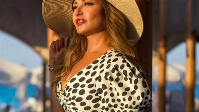 ليلى علوي تتألق بموضة الفساتين الـ -Polka Dot التي تعود للستينات