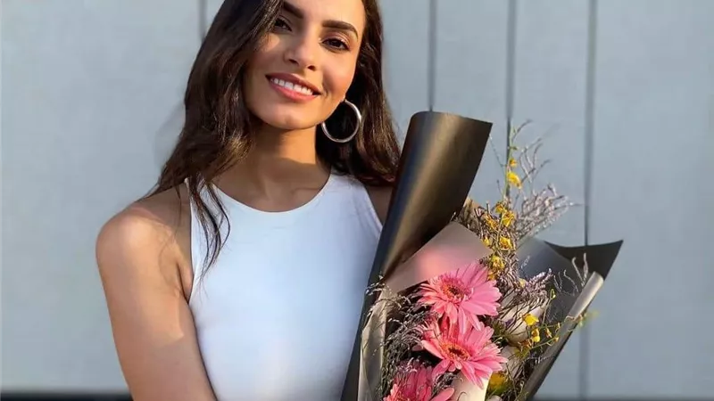 كارمن سليمان تودع الصيف بإطلالة حيوية ومميزة