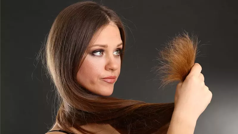 أسباب تقصف الشعر.. تعرف على أنواعه 
