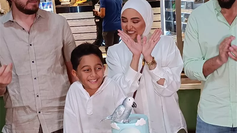 على أنغام زنجباري.. هلا رشدي تحتفل مع صناع أغنيتها بعيد ميلادها 
