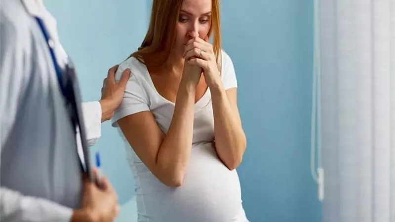 لماذا تشعر النساء بطعم معدني في الفم أثناء الحمل؟.. إليك الحل 