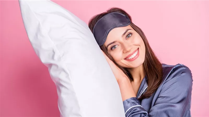 4 طرق لمنع ظهور التجاعيد أثناء النوم.. منها تغيير غطاء الوسادة