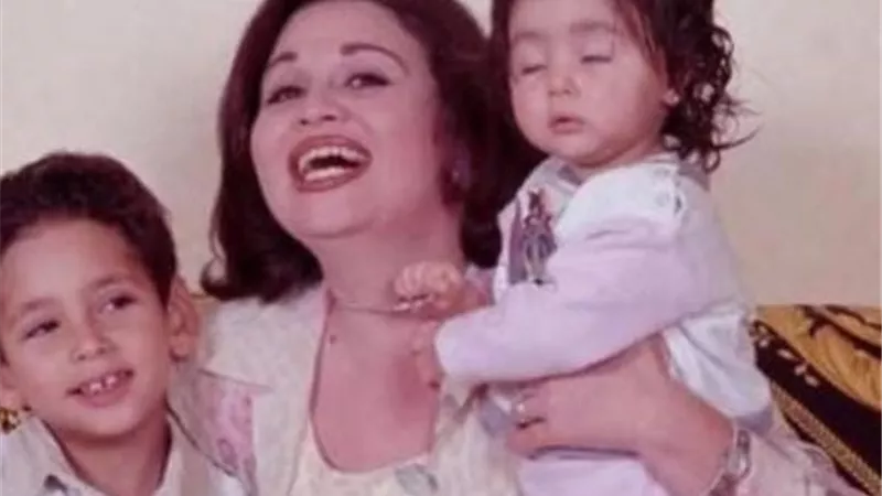 إلهام شاهين تستعيد ذكرياتها العائلية.. صورة نادرة لمحمود شاهين وإلهام صفي الدين