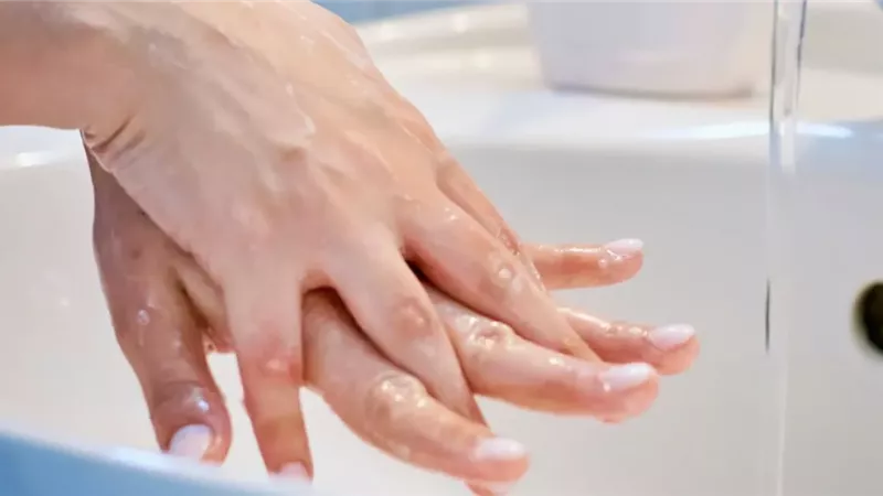 في اليوم العالمي لغسل اليدين.. كيف يساعد في الوقاية من الأمراض؟