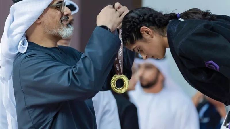 الشيخ خالد بن محمد بن زايد يدعم فوز ابنته شما في بطولة الجوجيتسو بالإمارات 