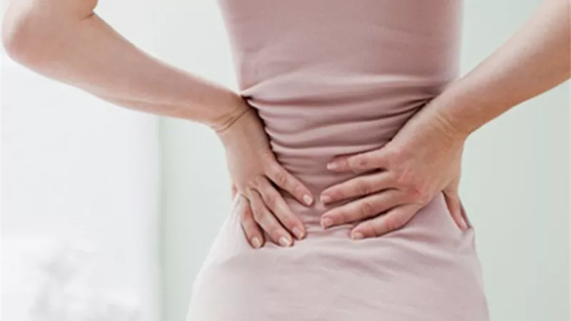 ما العلاقة بين الإمساك وألم الظهر.. هل يمكن التخلص منه؟ 