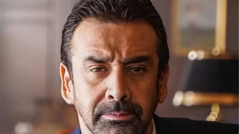كريم عبد العزيز يحصل على جائزة الإبداع عن مسلسل 