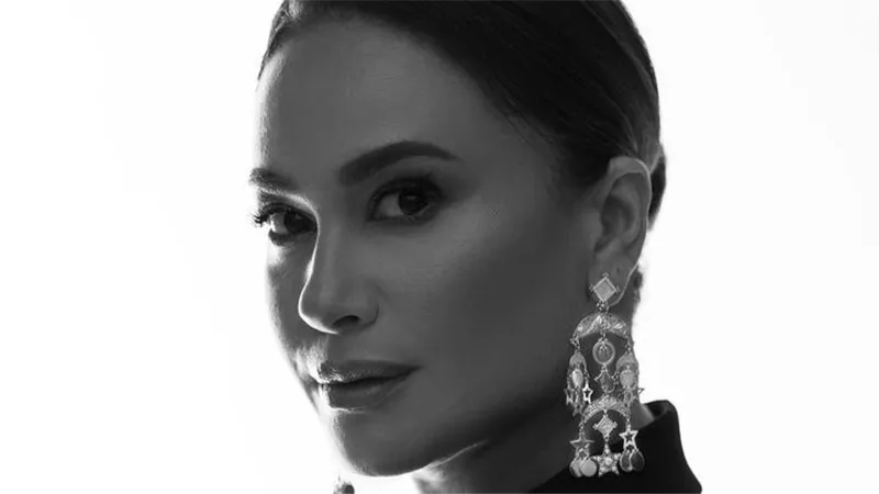 هند صبري بمجوهرات من تصميم عزة فهمي في جلسة تصوير لصالح مجلة 