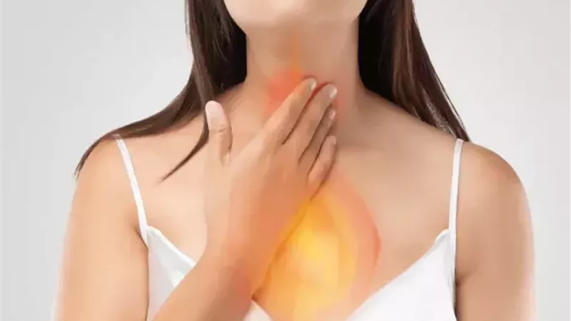 5 عادات خاطئة تهددك بحرقة المعدة.. منها وضعية النوم
