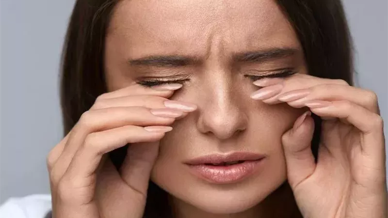 الإفراط في استخدام الهواتف المحمولة يهدد عينك بهذا المرض
