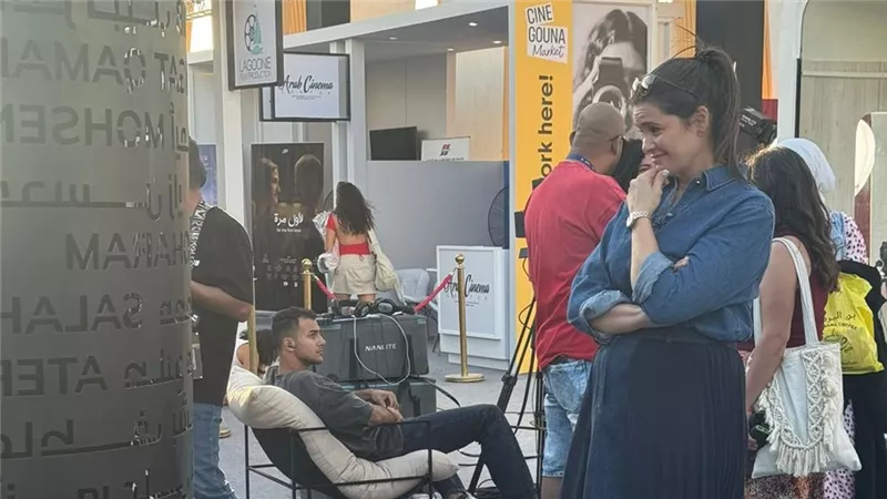 ريا أبي راشد وهند صبرى ويسرا اللوزي يبحثان عن أسمائهم في لوحة الأسماء بمهرجان الجونة