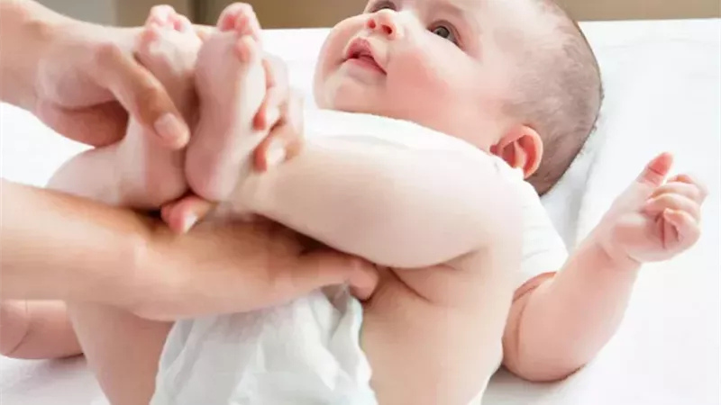 البراز الأخضر عند الأطفال.. متى يكون طبيعي ومتى يستدعي استشارة الطبيب؟