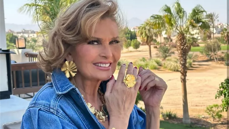 يسرا تتألق بإطلالة شبابية ساحرة في مهرجان الجونة السينمائي السابع 