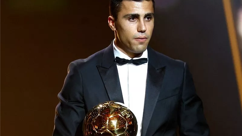 رودري يتوج بجائزة الكرة الذهبية لعام 2024 كأفضل لاعب في العالم