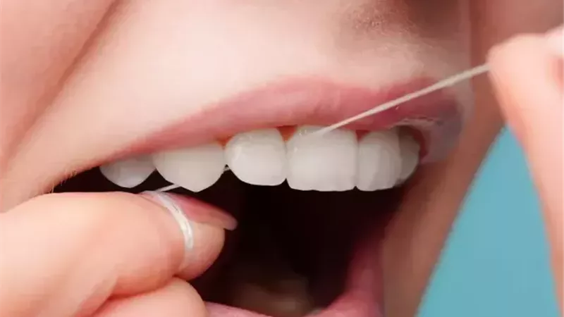 هل تعاني من نزيف اللثة عند استخدام خيط الأسنان؟.. إليك الأسباب  