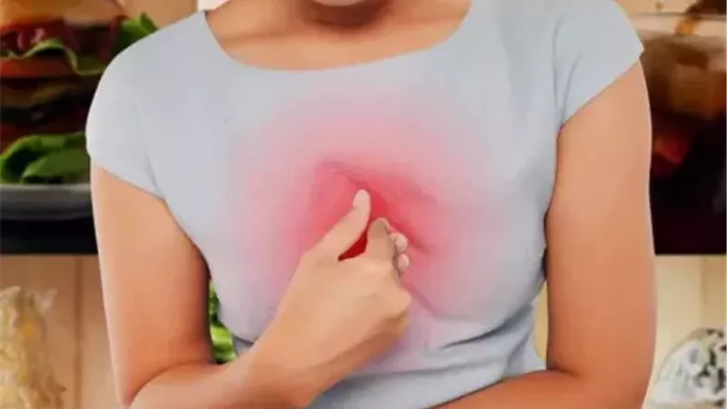 7 علاجات منزلية لتخفيف حرقة المعدة.. منها تجنب الملابس الضيقة 