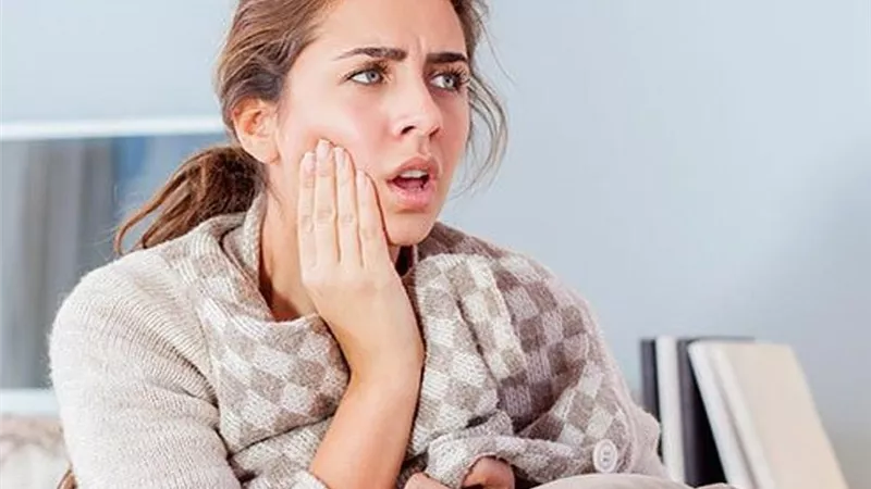 لماذا يبدو وجهك منتفخًا عند الاستيقاظ من النوم؟.. إليك الأسباب 