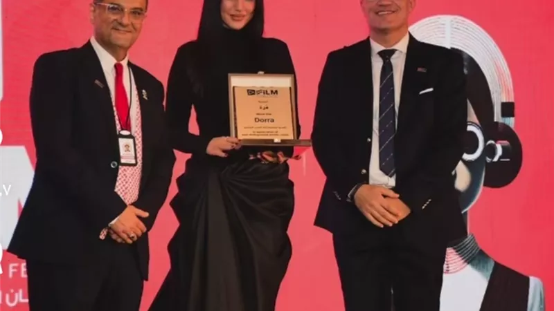 درة تعرب عن سعادتها بتكريمها في مهرجان