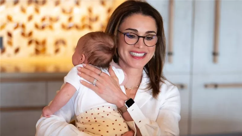 تعليق طريف من الملكة رانيا العبد الله بعد حضور حفيدتها أول اجتماع لها 