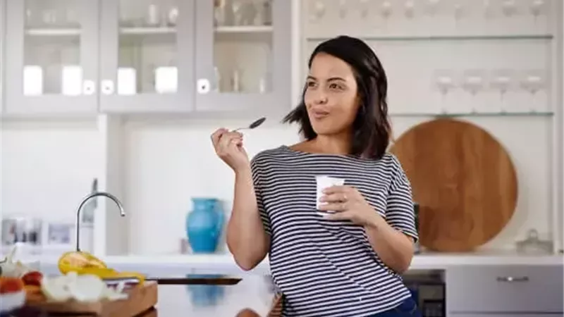 استبدال الحليب بالزبادي قد يساعد النساء على تجنب هذا المرض 