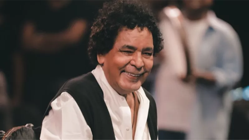تفاصيل الحالة الصحية لـ محمد منير بعد أنباء دخوله المستشفى 