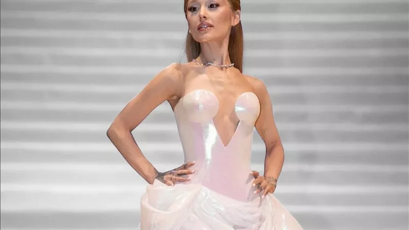  أريانا غراندي تتألق بفستان لامع من Atelier Versace في العرض الأول لفيلم Wicked