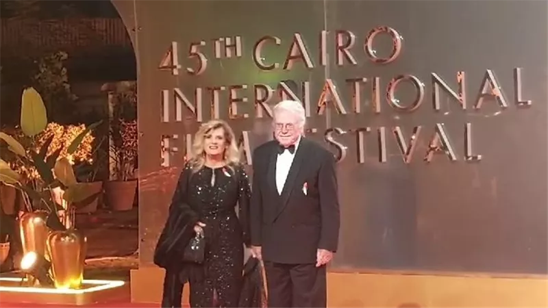 حسين فهمي وزوجته أول الحاضرين لافتتاح مهرجان القاهرة السينمائي 