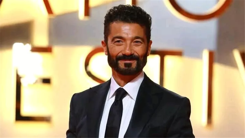 خالد النبوي وأحمد حاتم.. الأسود يسيطر على إطلالات النجوم في افتتاح مهرجان القاهرة السينمائي