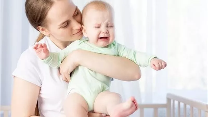 5 حيل تساعدك في السيطرة على بكاء رضيعك.. منها التقميط 