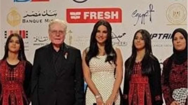 درة تتألق بفستان أبيض في أسود بمهرجان القاهرة السينمائي خلال عرض فيلمها 