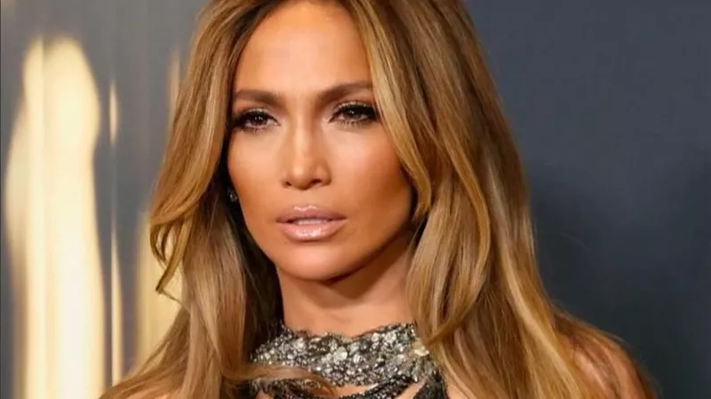 جينيفر لوبيز تتألق في حفل Governors Awards 