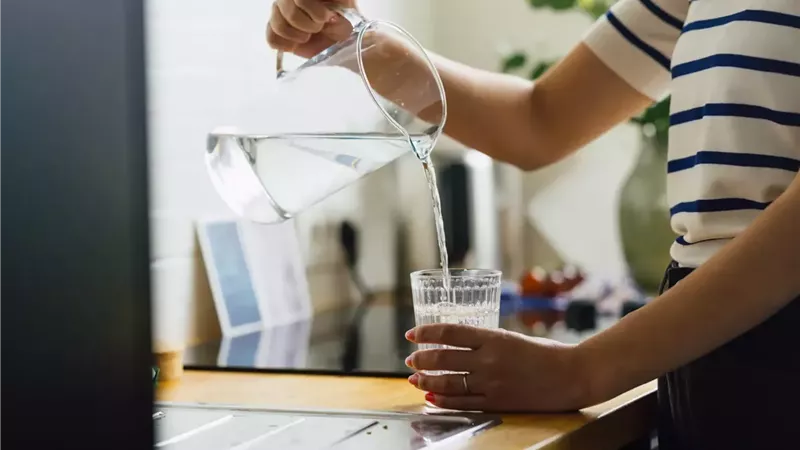 في حال تناولها بهذا الشكل.. قد يتسبب الماء في شعورك بالتعب والإرهاق