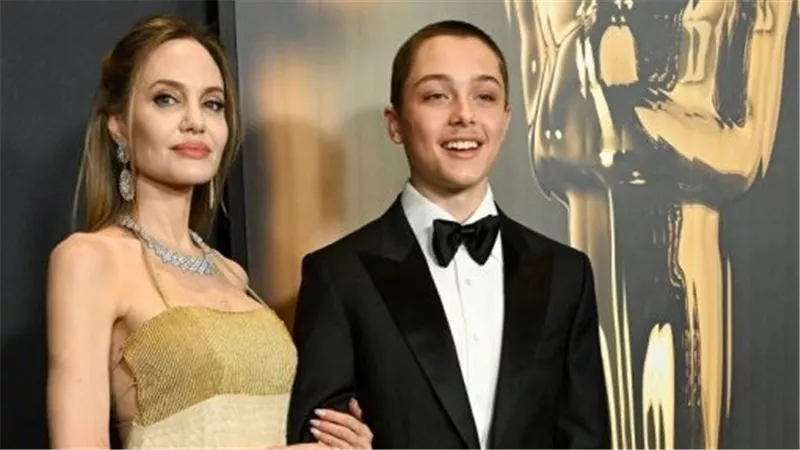 أنجلينا جولي برفقة ابنها على السجادة الحمراء في حفل Governors Awards