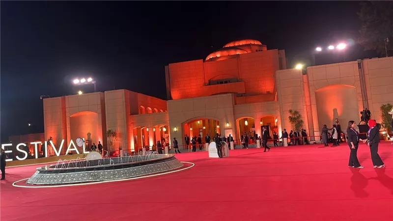 الاستعدادات الأخيرة لفعاليات ختام مهرجان القاهرة السينمائي الدولي