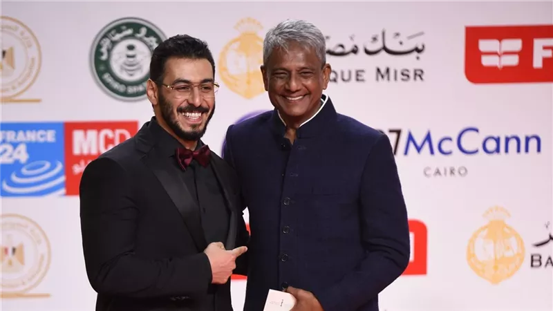 علي العربي يفاجئ حفل ختام مهرجان القاهرة بالنجم الهندي العالمي عادل حسين 