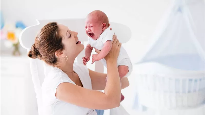حيلة تمكنك من تهدئة المغص عند رضيعك  