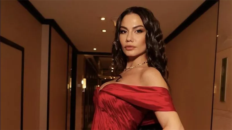الفنانة التركية ديميت أوزديمير تتحدث باللهجة العربية خلال تكريمها بمهرجان ضيافة