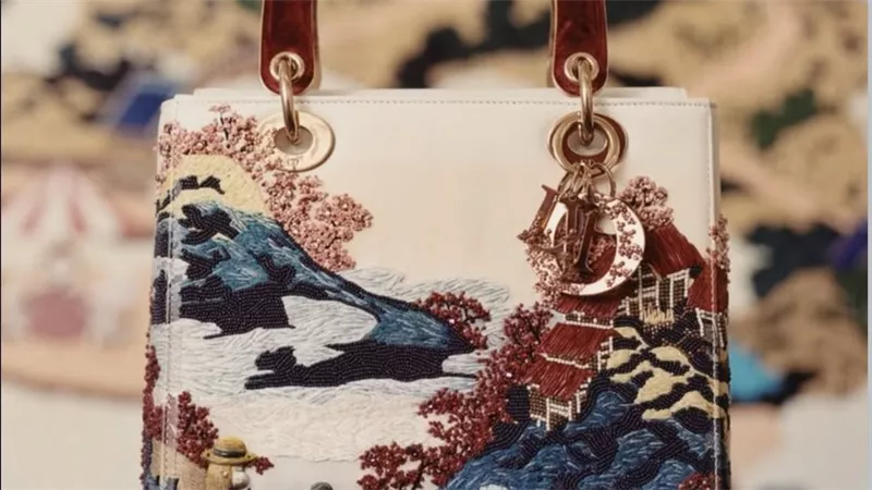 شاهدِ حقيبة Lady Dior في شكلها الجديد 