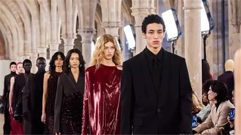 بعد انقطاع عامين.. Lanvin تعود إلى منصات عروض الأزياء
