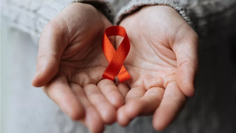 في اليوم العالمي للإيدز.. أعراض خفية تكشف الإصابة به 