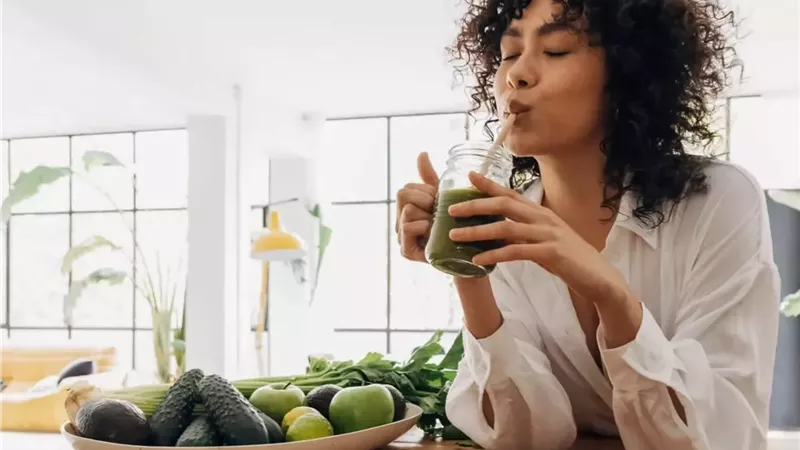 مشروب صباحي يخلصك من السموم ويخفض الكوليسترول ويحميك من نزلات البرد 