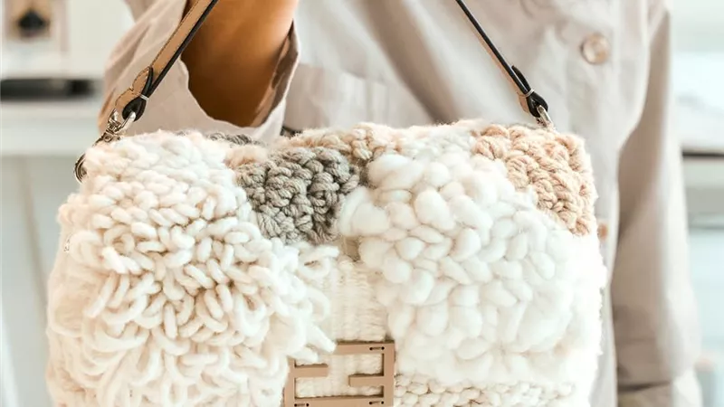  Fendi تكشف عن حقائب Hand In Hand المستوحاة من غروب الشمس  