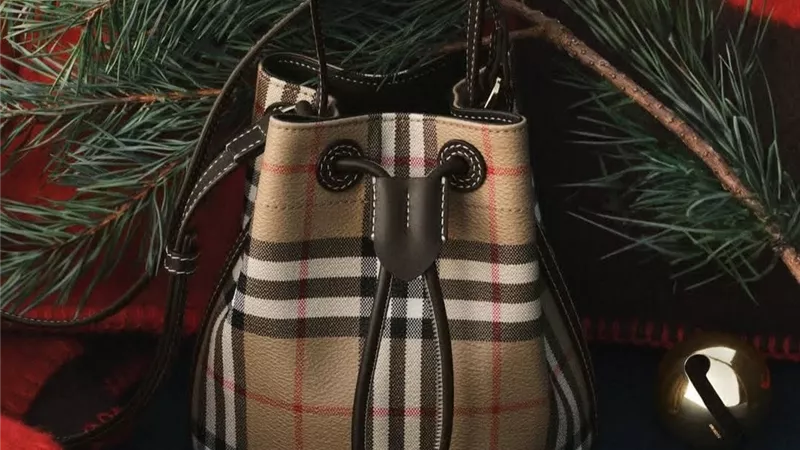 دار  Burberry تطلق مجموعة مميزة لموسم الأعياد تجمع بين الأناقة والدفء  