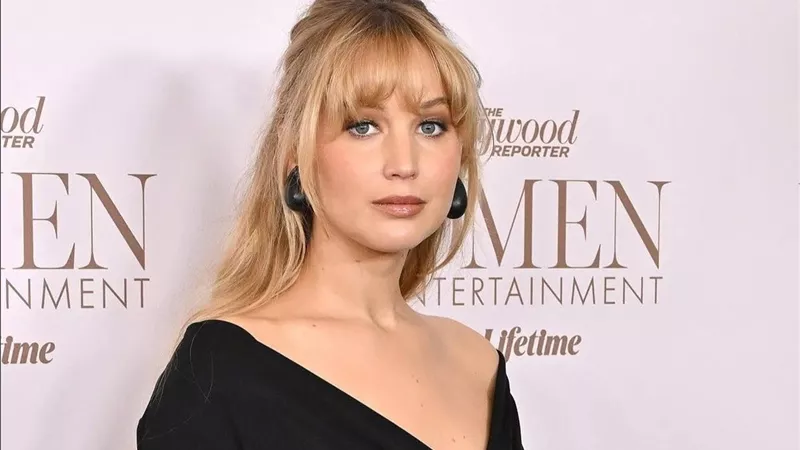  جينيفر لورانس تحتضن ملابس الأمومة من ماركة ديور خلال Women in Entertainment  