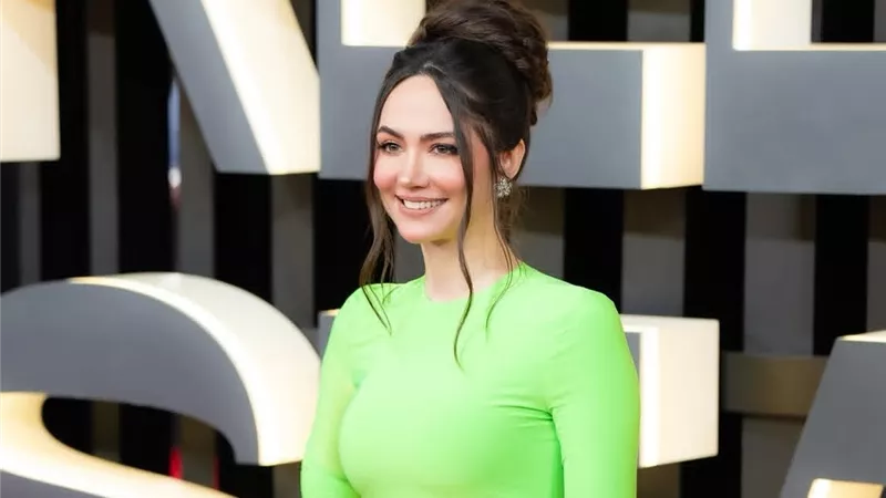 سمية رضا تتألق بفستان أخضر نيون في افتتاح مهرجان البحر الأحمر السينمائي 