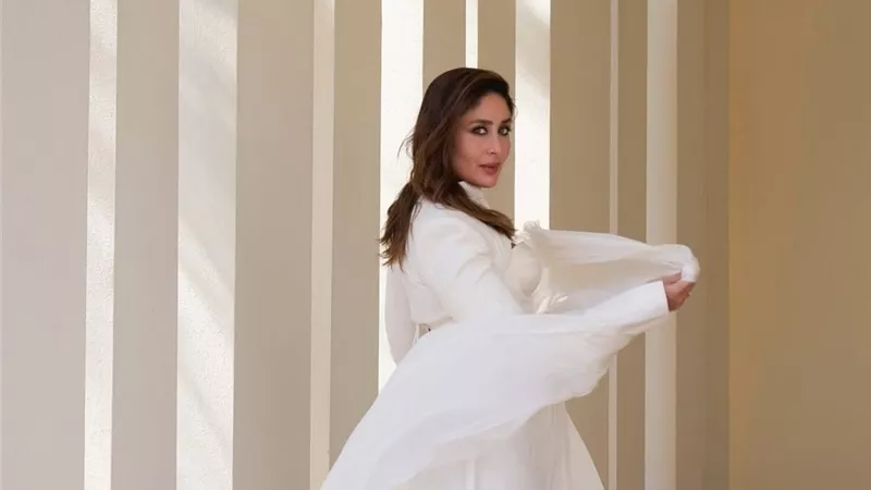 كارينا كابور تتألق بإطلالة بيضاء أنيقة في مهرجان البحر الأحمر السينمائي الدولي 