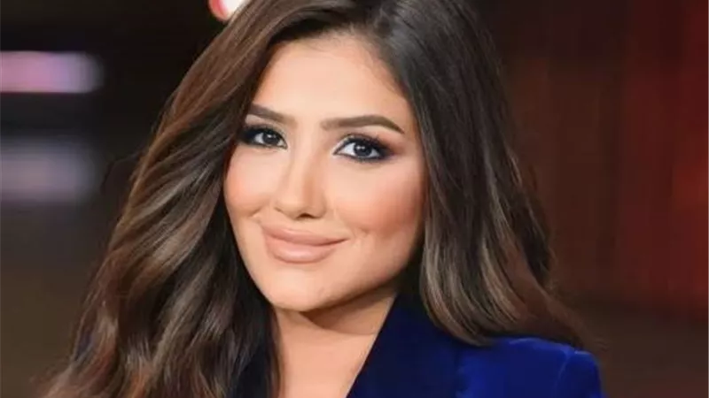 مي عمر بفستان ذهبي من توقيع أنطوان قارح في مهرجان البحر الأحمر السينمائي 