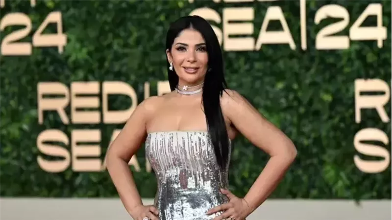 شجاعة وشرفت مصر.. رسائل النجوم لمنى زكي بندوتها في مهرجان البحر الأحمر 