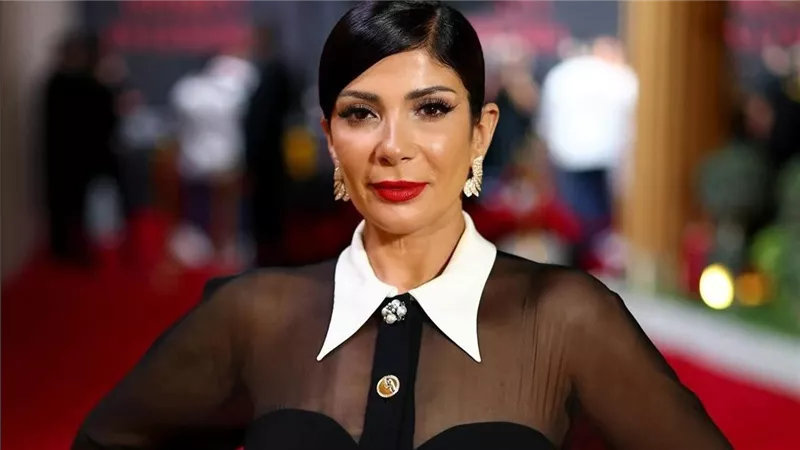 فستان فيرساتشي يجمع جيجي حديد وسلينا غوميز ومنى زكي  
