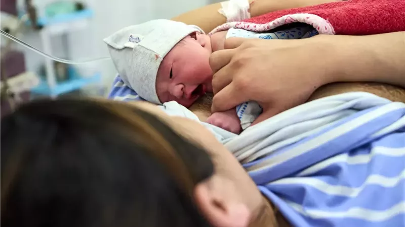 5 علامات غريبة تظهر على طفلك في الأيام الأولى.. لا تستدعي القلق  